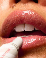 علاج الشفاه بالحليب المرطب والببتيد