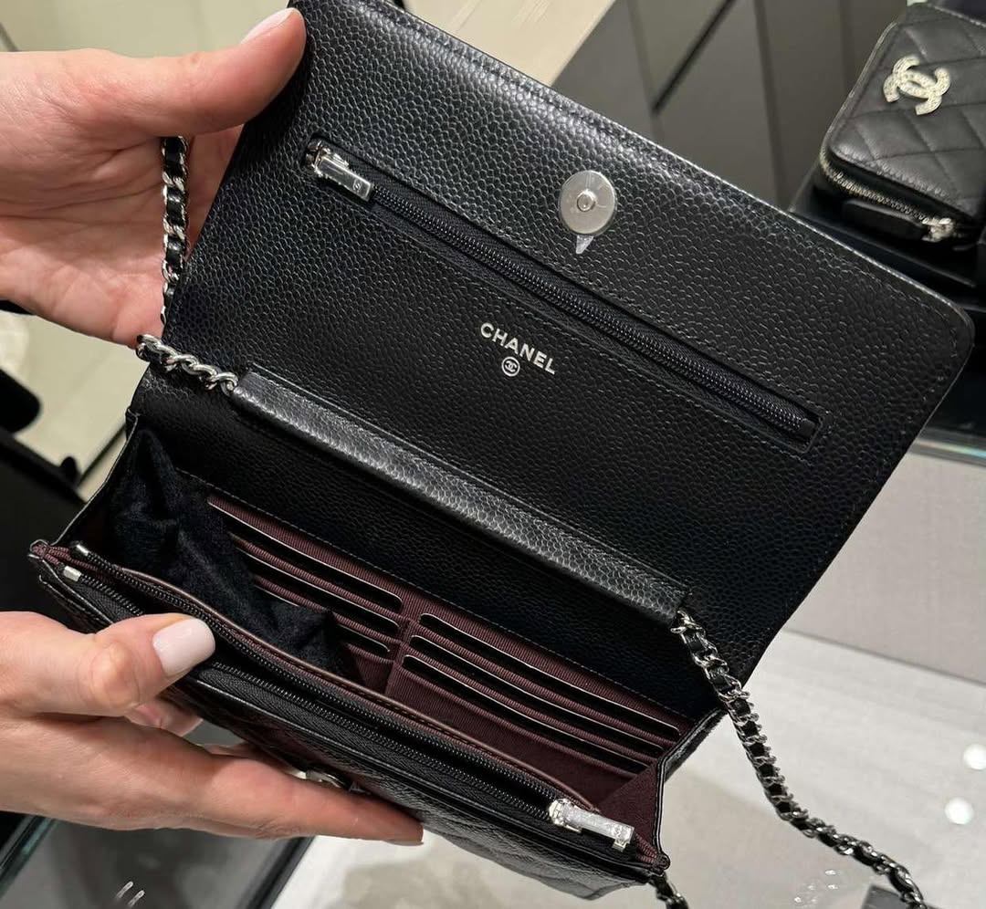 Black classic Wallet on chain