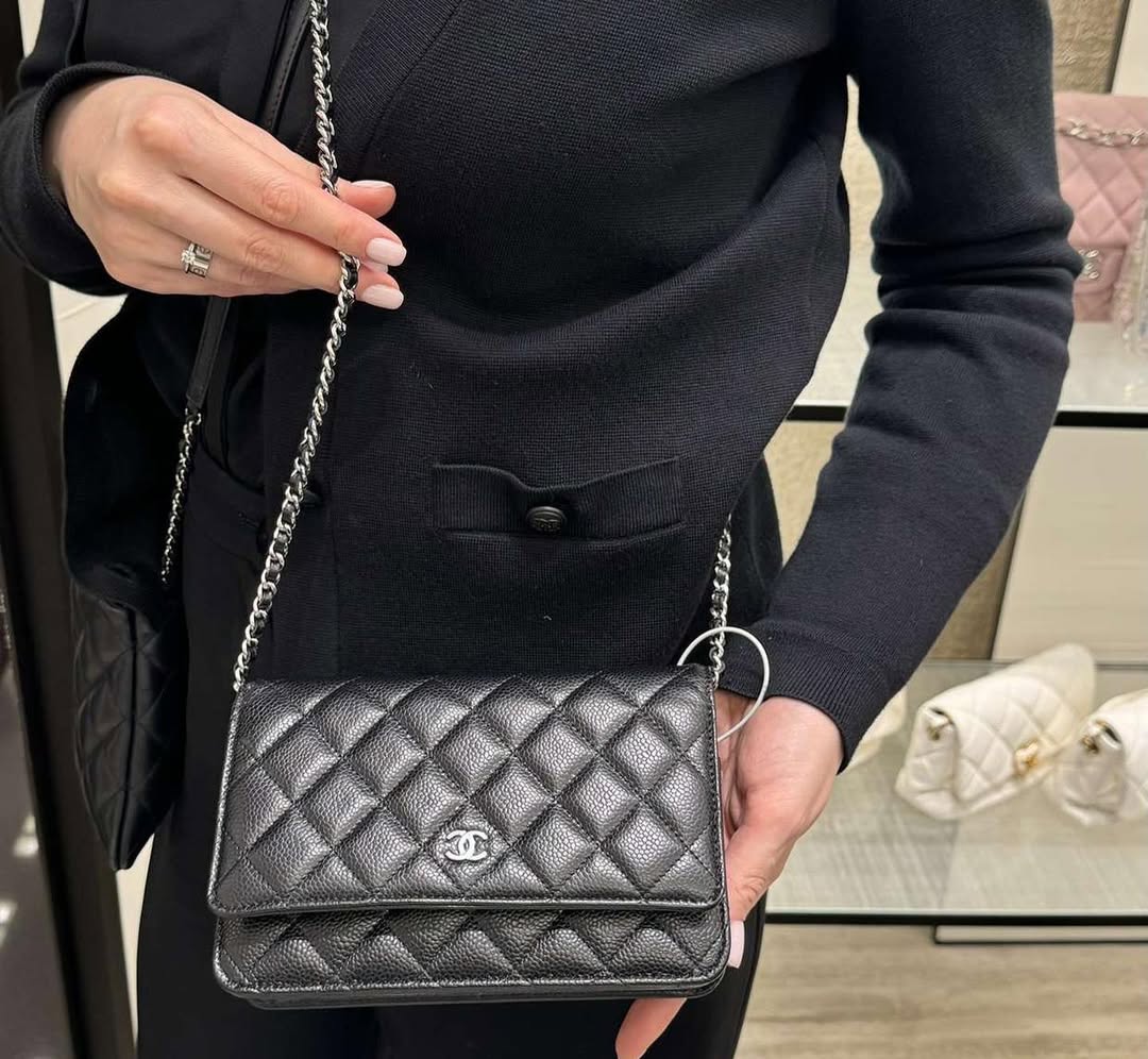 Black classic Wallet on chain